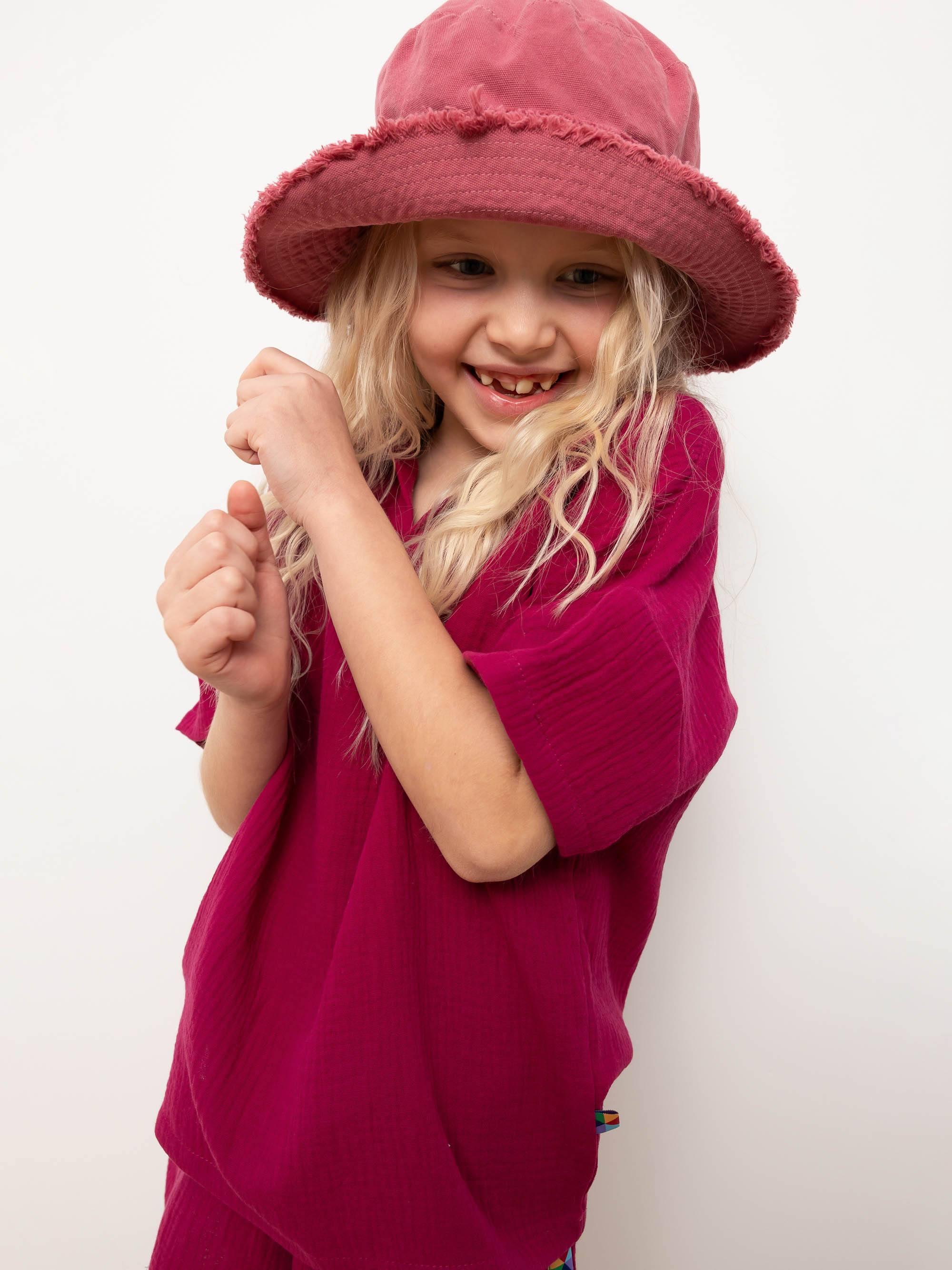Light raspberry bucket hat made of thicker fabric
