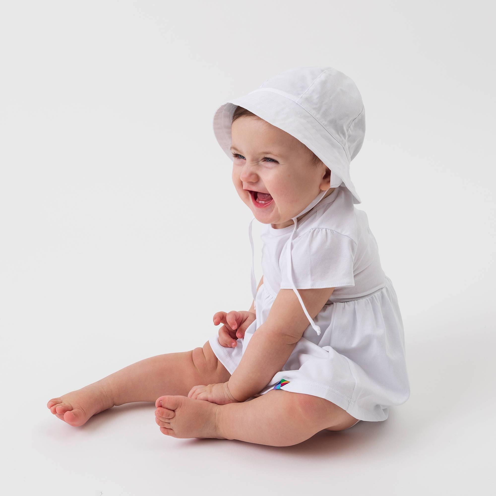 White hat with drawstrings