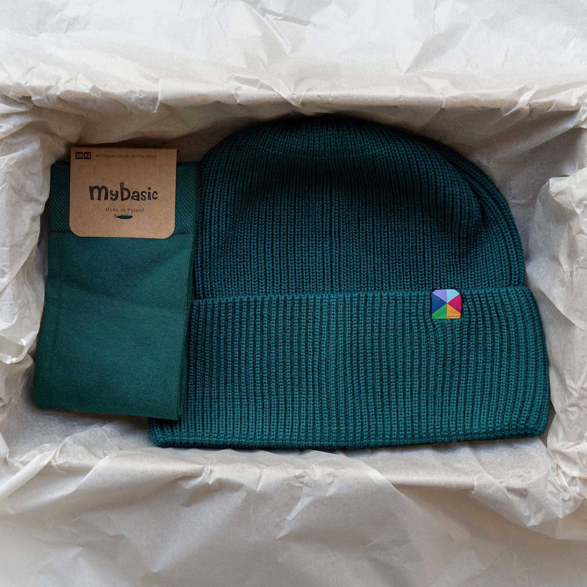 Bottle-green merino wool hat and socks set adults