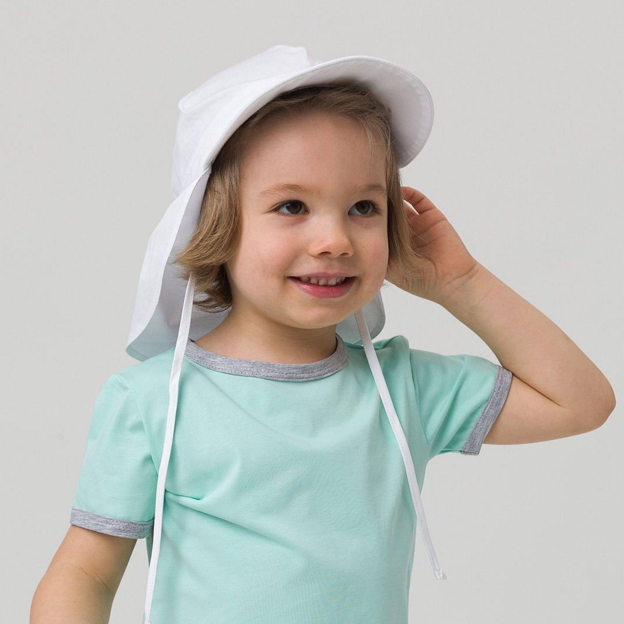 White brimmed cap 2-5 y