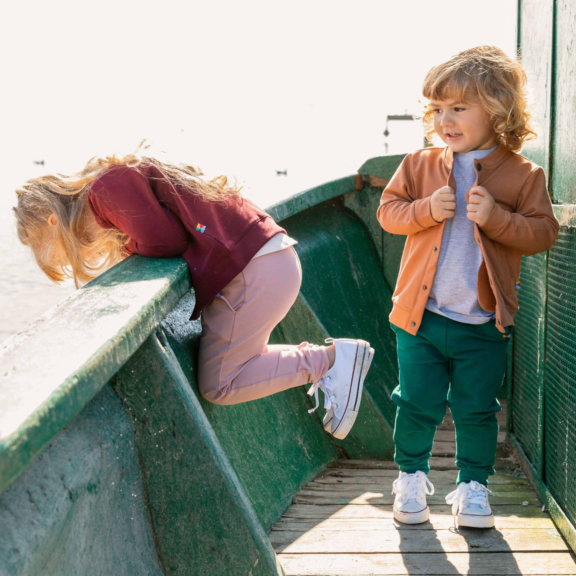 Bottle-green joggers with a back pocket